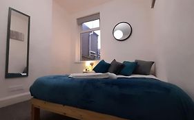 Spacious 4 Bedroom, Free Netflix, Central Location
