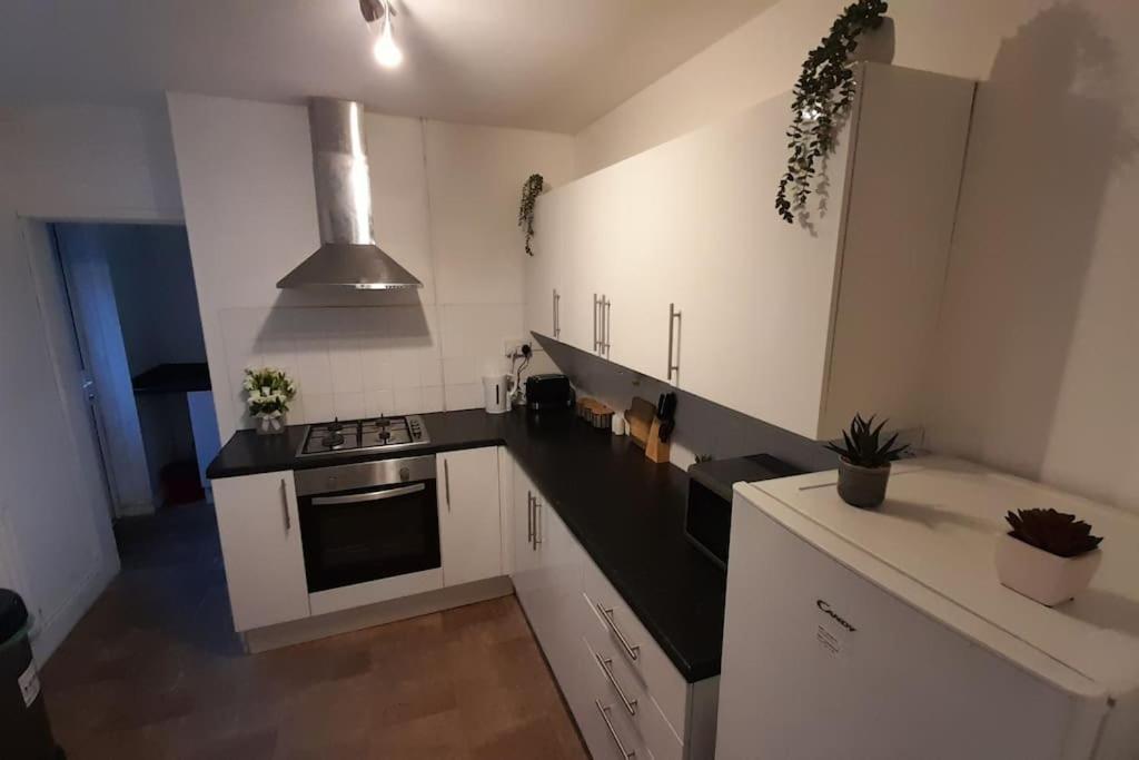 Spacious 4 Bedroom, Free Netflix, Central Location Cardiff Exterior photo