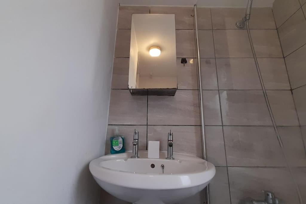 Spacious 4 Bedroom, Free Netflix, Central Location Cardiff Exterior photo
