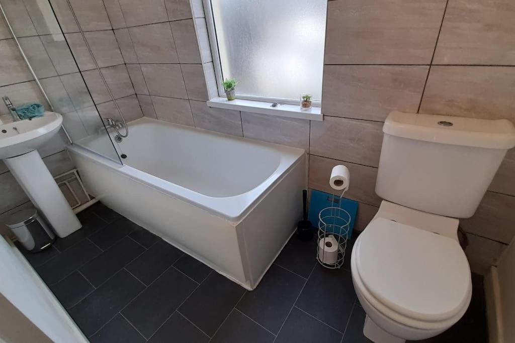 Spacious 4 Bedroom, Free Netflix, Central Location Cardiff Exterior photo