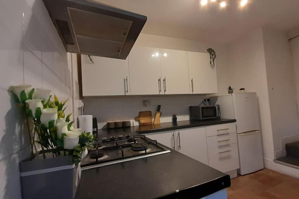 Spacious 4 Bedroom, Free Netflix, Central Location Cardiff Exterior photo